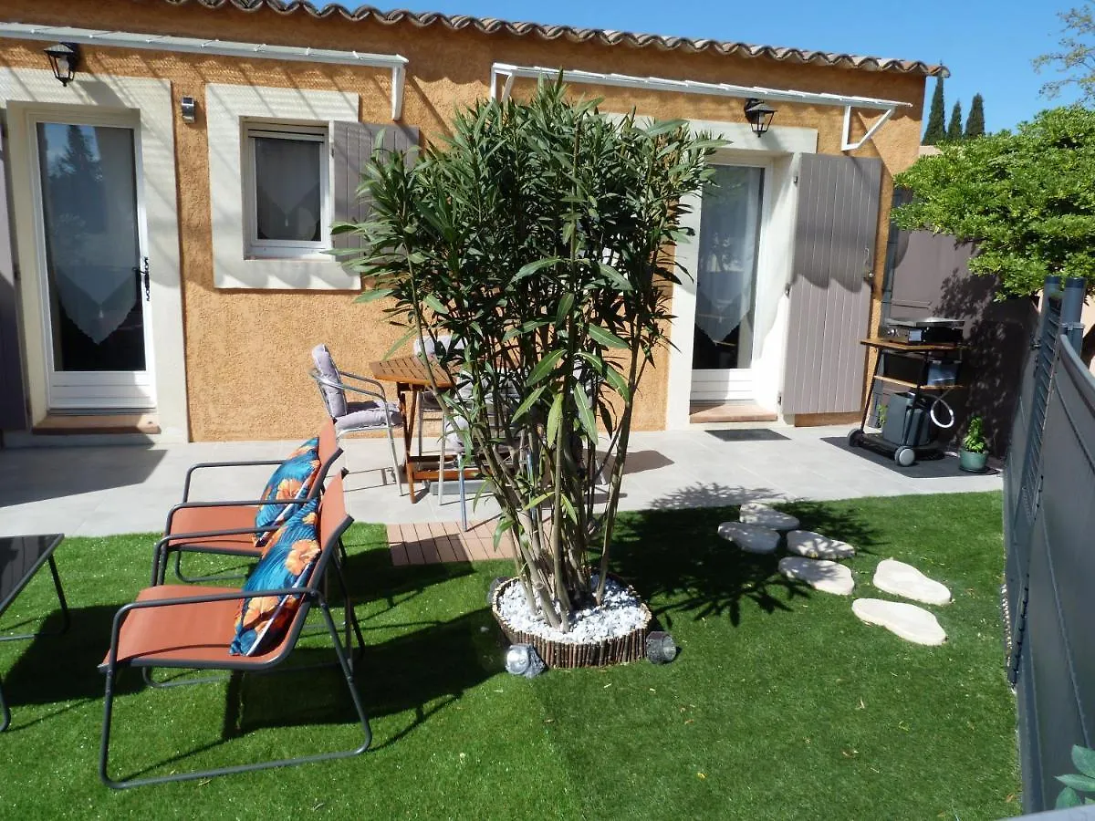 appart cosy avec son exterieur chaleureux,piscine et parking prive Fontvieille
