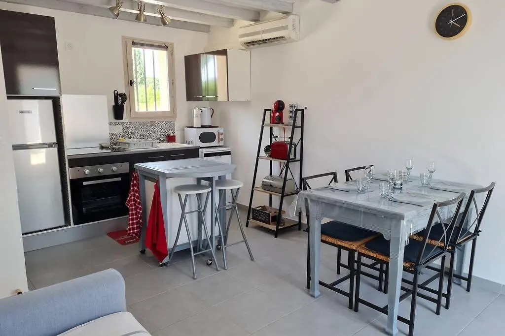 Appart Cosy Avec Son Exterieur Chaleureux,Piscine Et Parking Prive Fontvieille 0*,  Francia